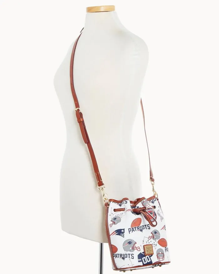 Crossbodies Women Dooney and Bourke NFL Patriots Small Drawstring Patriots Crossbodies Women Dooney and Bourke NFL Patriots Small Drawstring Patriots